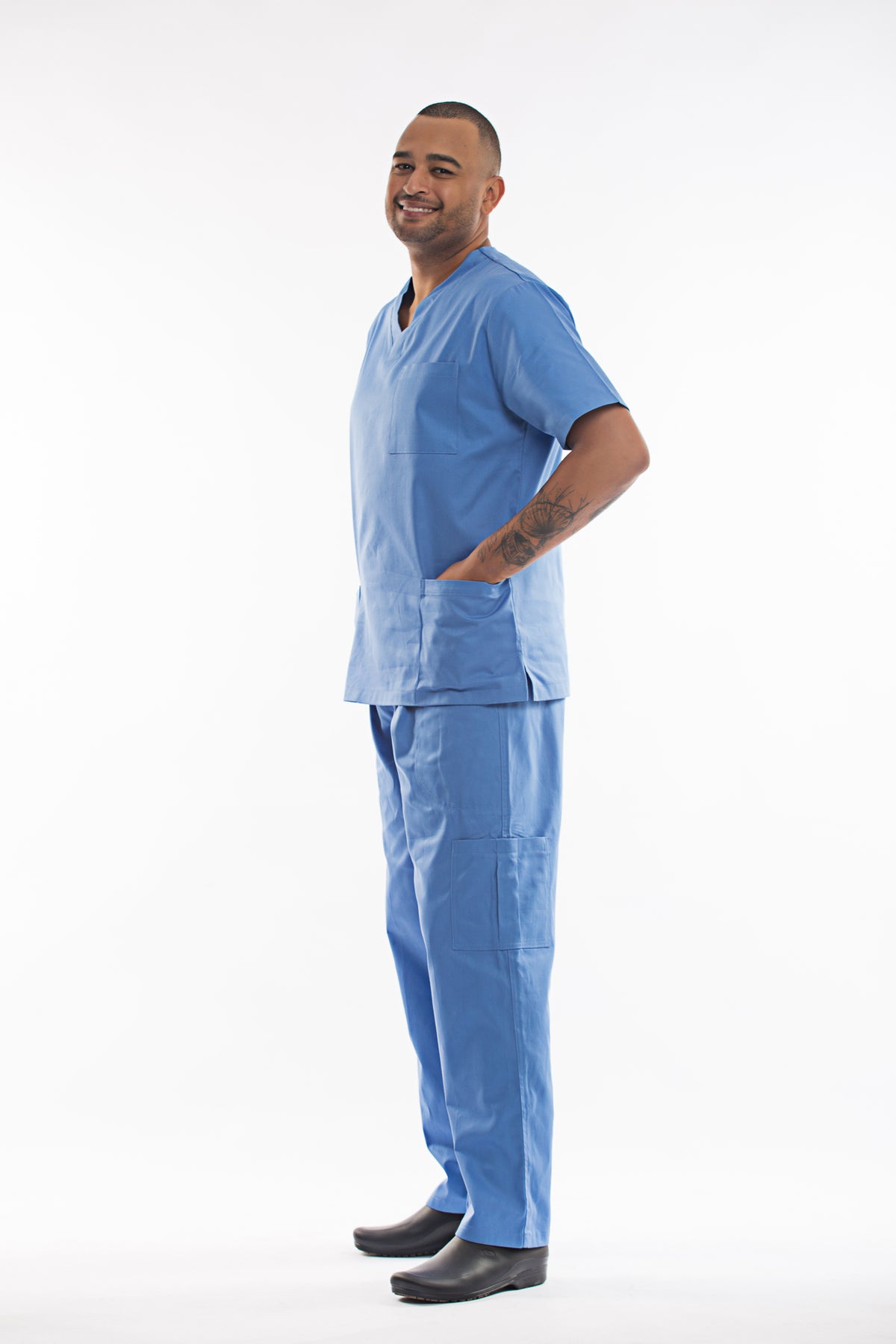 Conjunto Camisa Scrubs Decote V e Calça Elástico Brim 100%Algodão